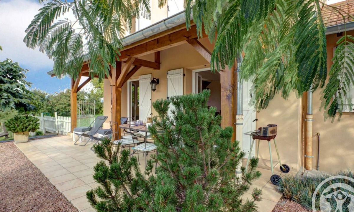 Saint-Forgeux-Lespinasse Cottage | Cottage in Saint-Forgeux-Lespinasse with Terrace and Pets Allowed