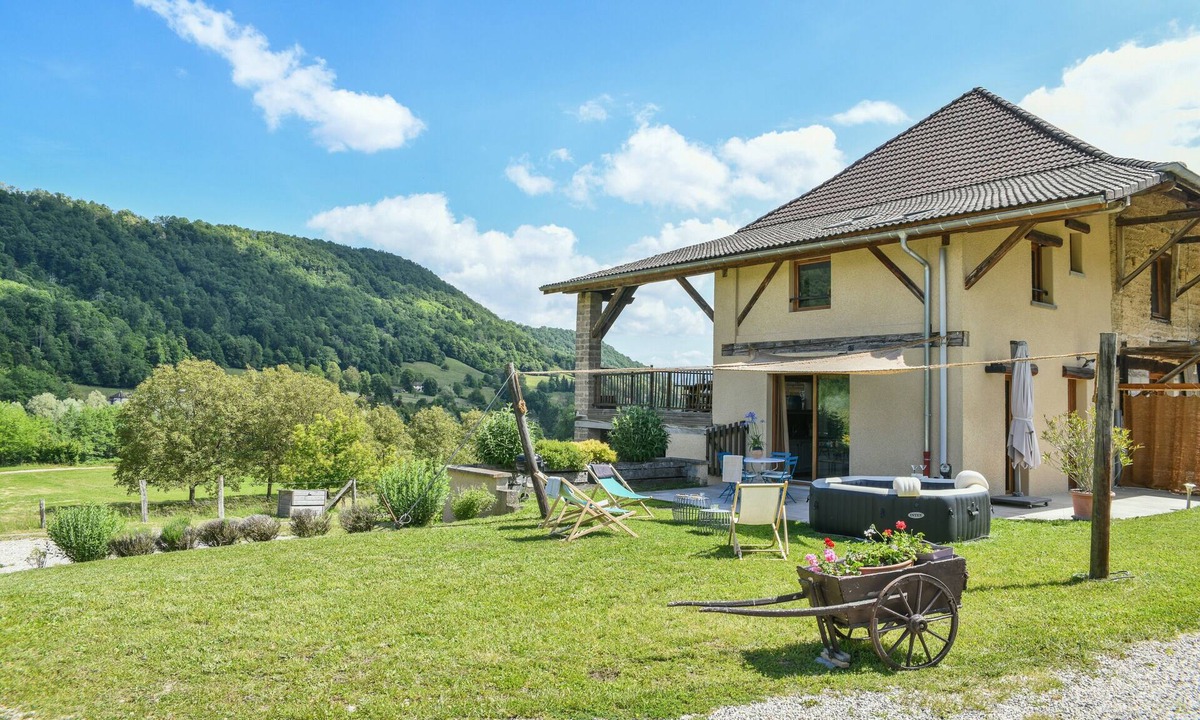 Saint-Bueil House | Cottage 'Entre Lacs Et Montagne' with Mountain View, Wi-Fi and Air Conditioning