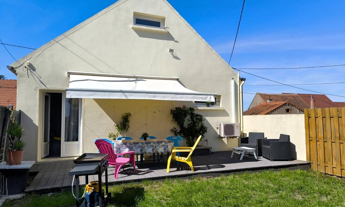 Bransat Cottage | Cottage for 6 in Allier with garden, terrace and air conditioning