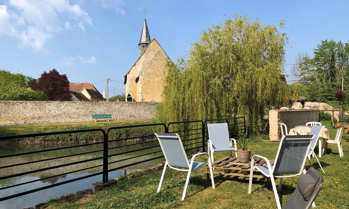 Mezieres-sur-Ponthouin Cottage | Cottage by Orne River with garden and fishing, Pets allowed