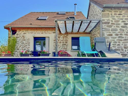 Saint-Pierre-de-Varennes House | Cottage With Natural Pool In Burgundy