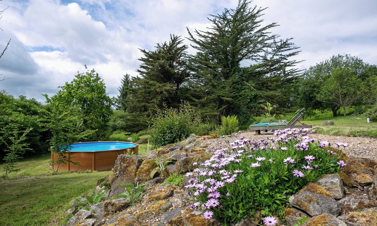 Plounerin House | Cottage 'Gîte Le Cornouaille - 10 Personnes' with Shared Pool, Shared Garden and Wi-Fi