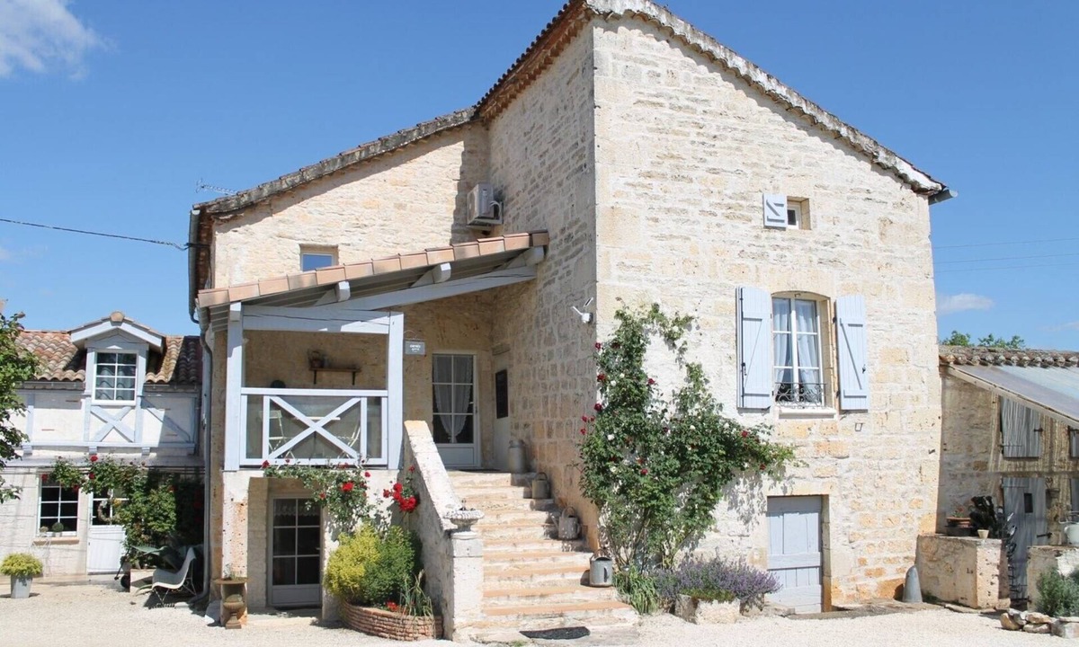 Cremps House | Cottage in Former Farmhouse with Shared Pool, Wi-Fi, and Air Conditioning