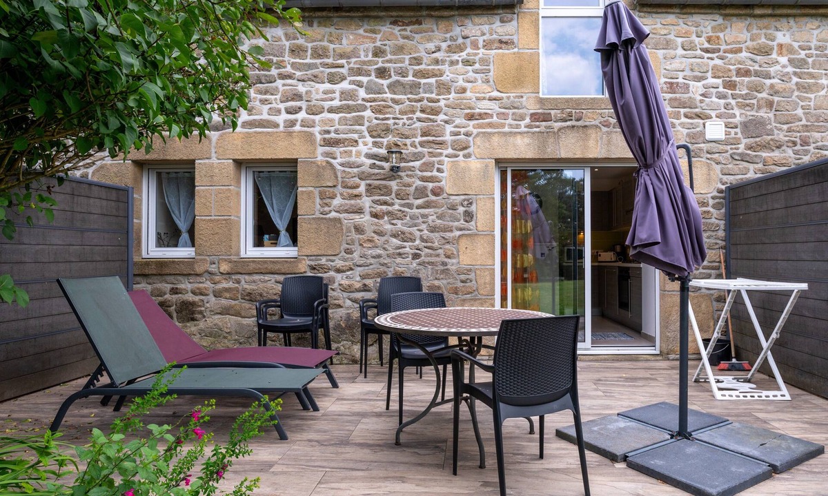 Crach House | Cottage 'Le Cocon' with Private Terrace, Shared Garden and Wi-Fi