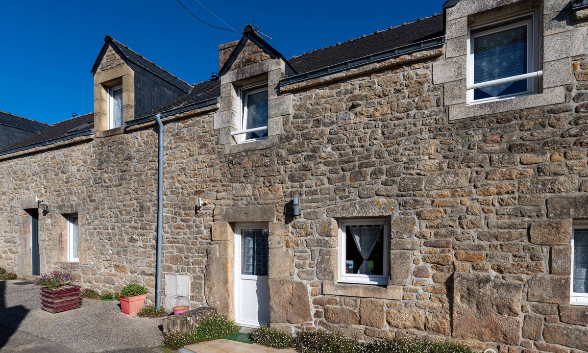 Crach House | Cottage 'Mon Nid' with Private Terrace, Shared Garden and Wi-Fi