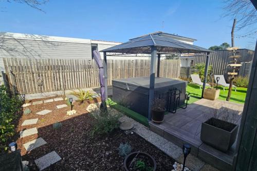 Cazaux House | Cottage with garden spa and close to lake