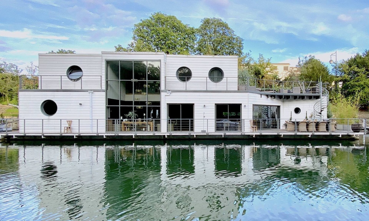 Neuilly-sur-Seine Boat Rental | Countryside in Paris An architect house like an island facing water and nature.