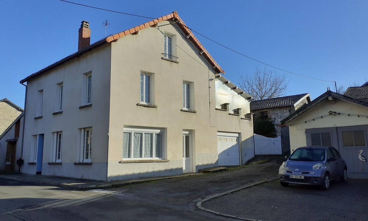 Ferrieres-sur-Sichon Cottage | Cozy cottage with terrace in Montagne bourbonnaise, pets allowed