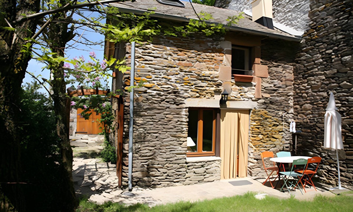 Salles-Curan House | Cozy Cottage with Private Garden and Wi-Fi in Salles-Curan