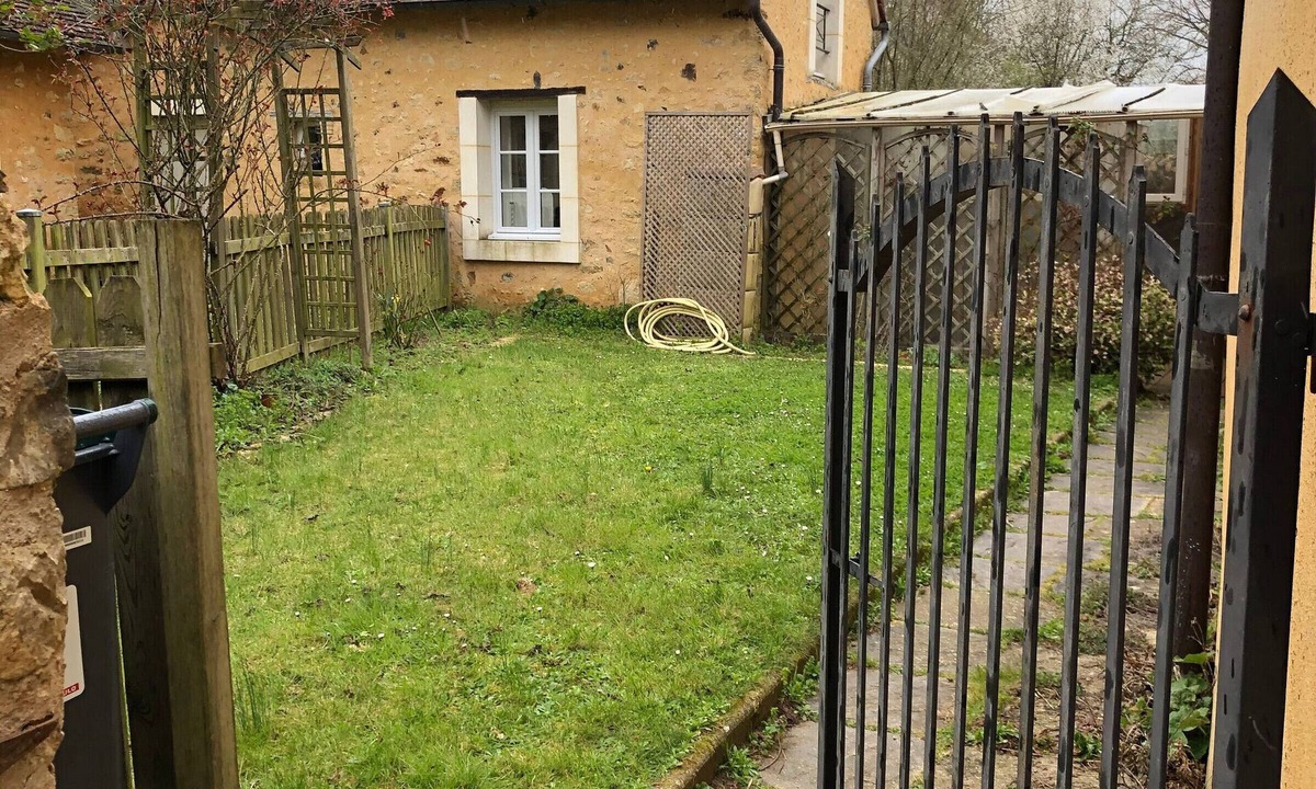 Asnieres sur Vegre Cottage | Cozy Getaway for 2 in Historic Asnières-sur-Vègre