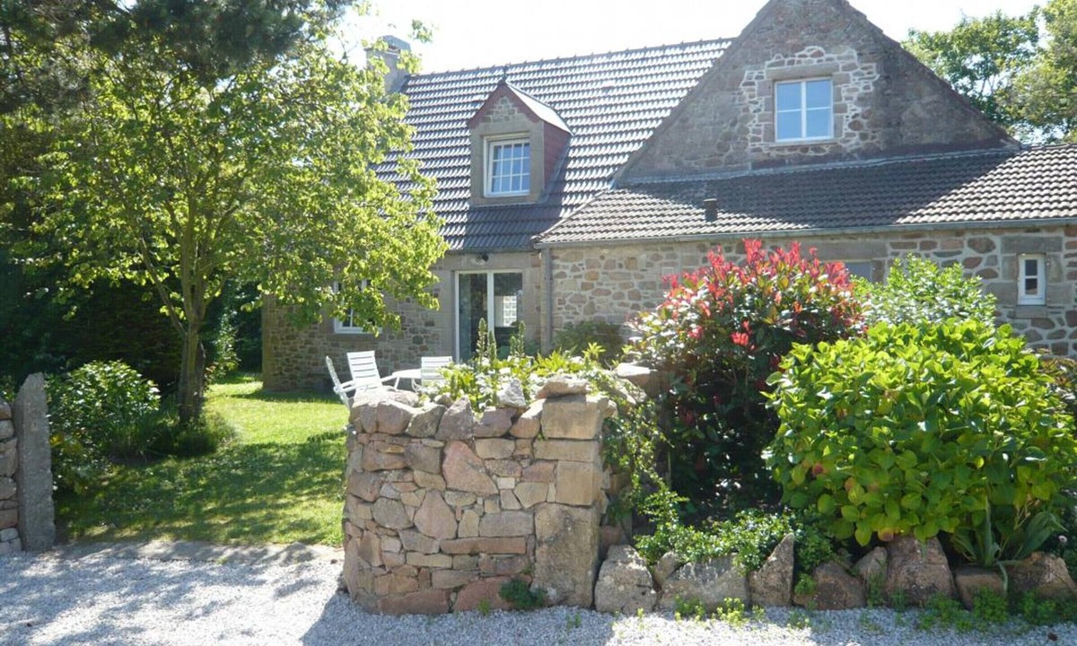 Digulleville Cottage | Cozy stone house with garden, pets allowed in La Hague