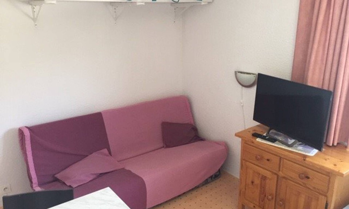 Arette Apartment | Cozy Studio for 2: Near Slopes & Shops, Free Parking, Ski Locker, Mountain View