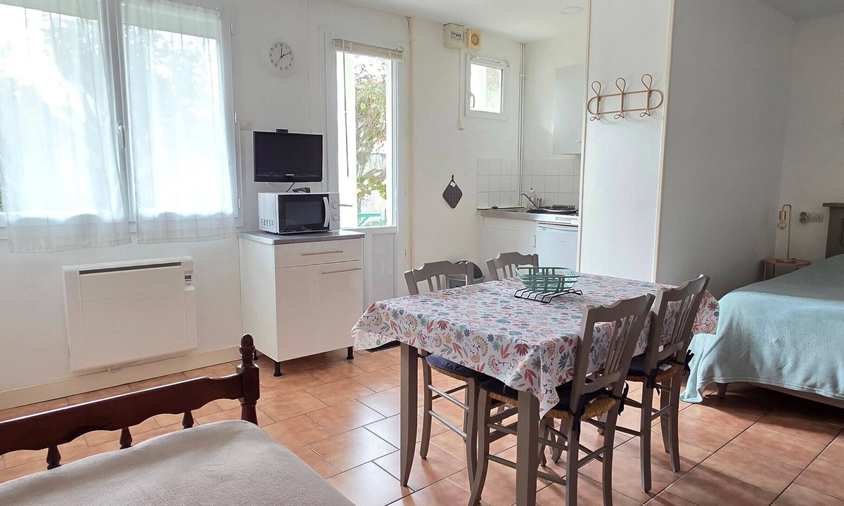 La Roche-Posay Apartment | Cozy studio with garden and WIFI in La Roche-Posay