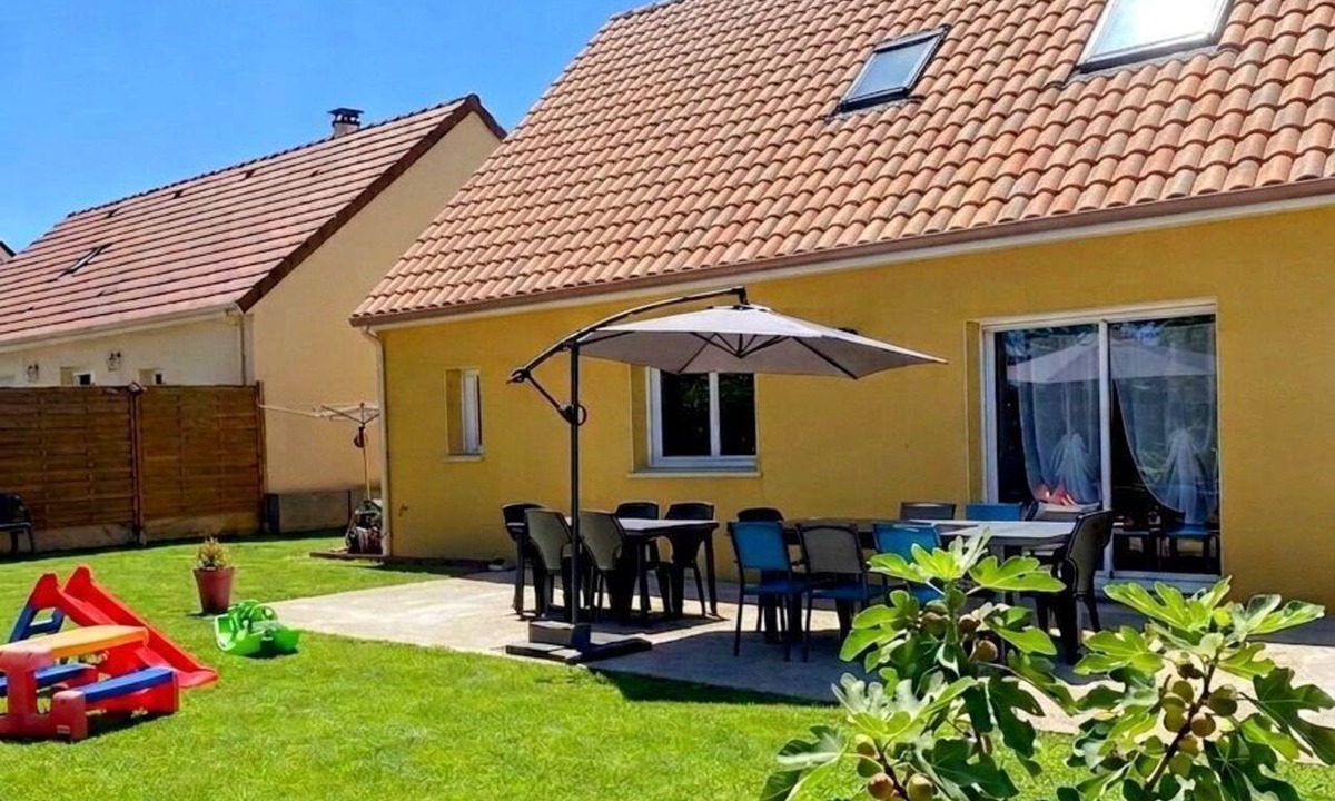 Roeze-sur-Sarthe Villa | Cozy villa, ideal for families, near the 24-hour race track, La Flèche Zoo, garden, parking