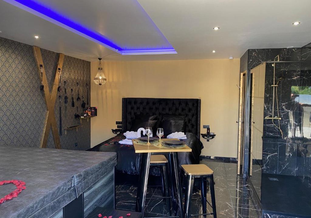Frenouville Hotel | Désirs d'une nuit - Loveroom jacuzzi
