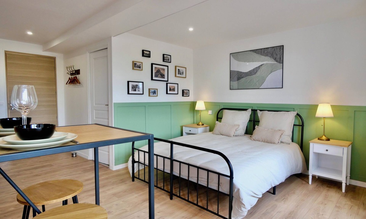 Carentan Apartment | D-DAY SUITES - carentanlocation.fr: Avallon Downtown, 2 people, 2 minutes from the train station