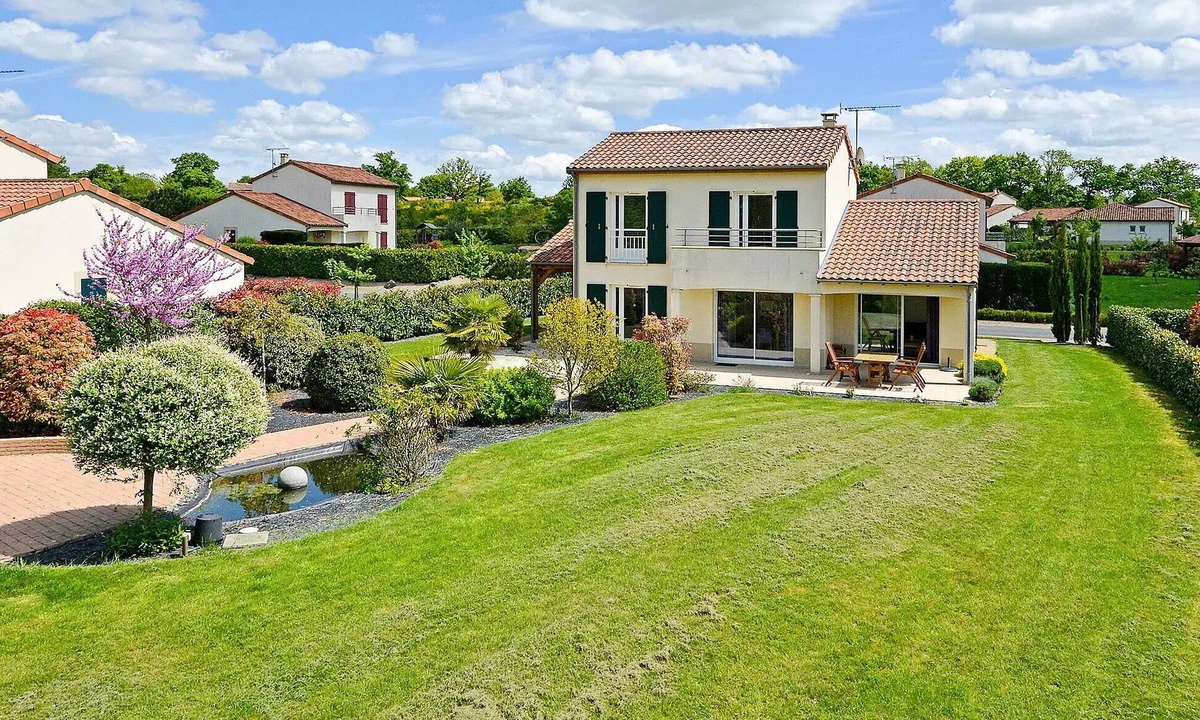 Vasles Villa | Deluxe 2-bathroom detached villa sleeps 6