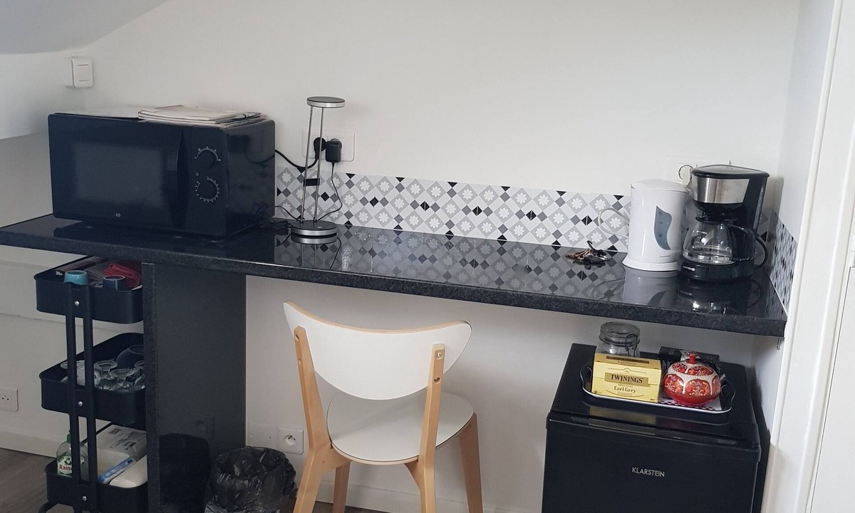 Beaute Baltard Apartment | Detached attic room in secure building near RER A station