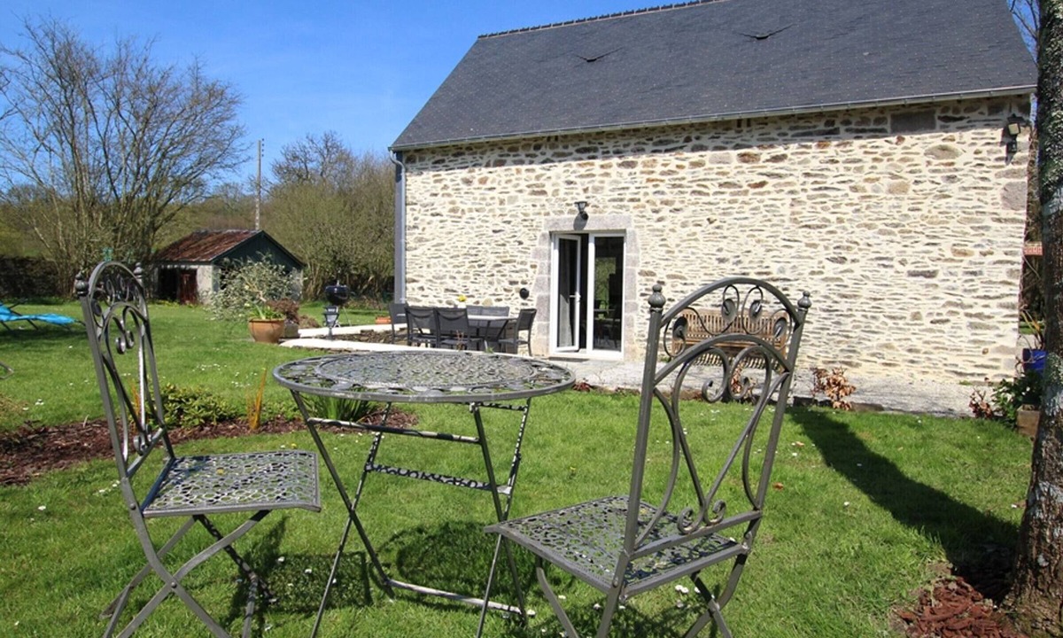 Le Vast Cottage | Detached house, charm and comfort, peaceful garden