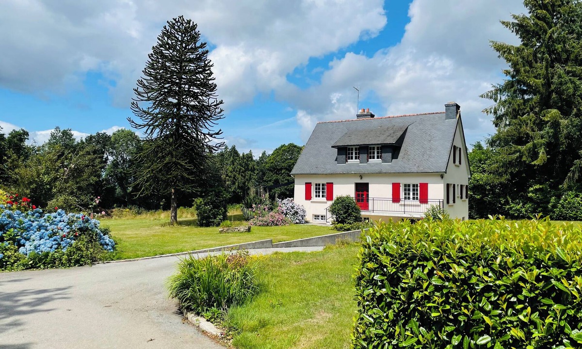 Plouguernevel House | Detached house with very large private garden in a quiet location