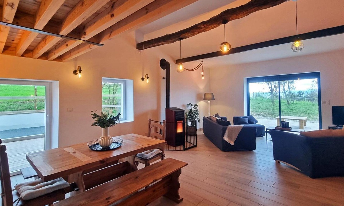 Pouilly-les-Feurs Cottage | Domaine du Chaffat: Cottage with private pool and wifi, pets allowed, for 12 to 14 guests