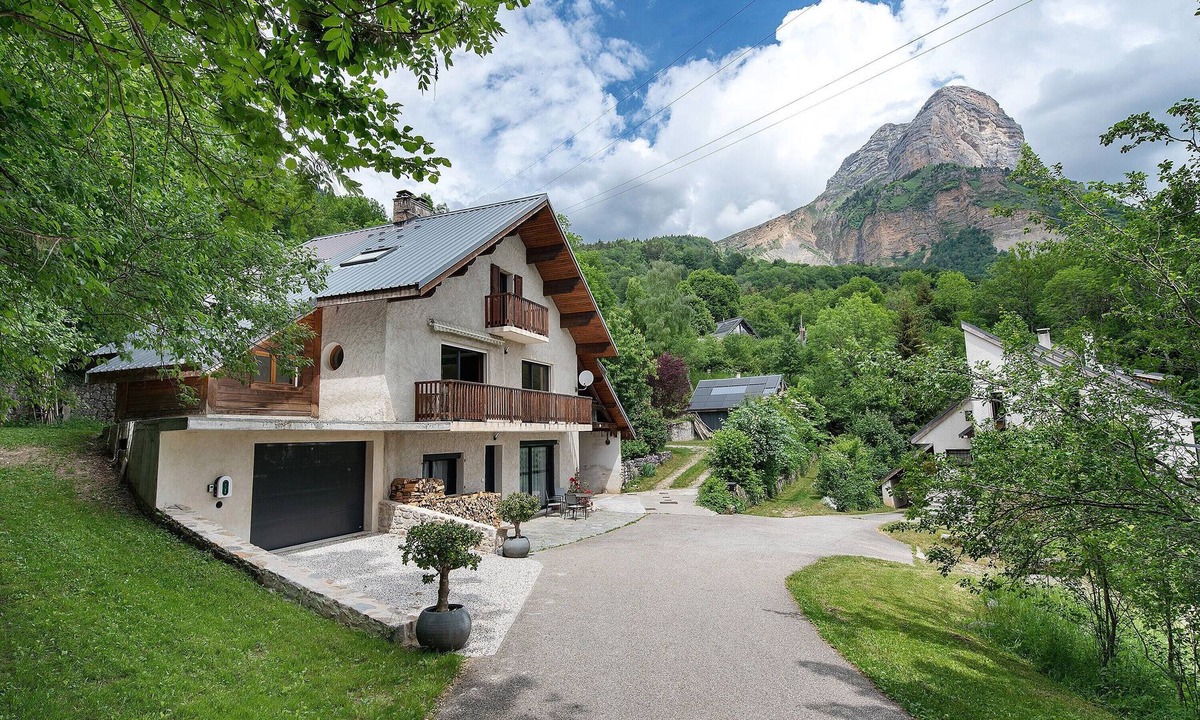 Saint-Pancrasse Apartment | Duplex La Source Amélie Apartment: Mountain View, Private Terrace, Wi-Fi