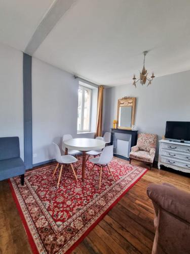 Bourbon-l'Archambault Apartment | Duplex Quartier Historique Forteresse des Ducs de BOURBON