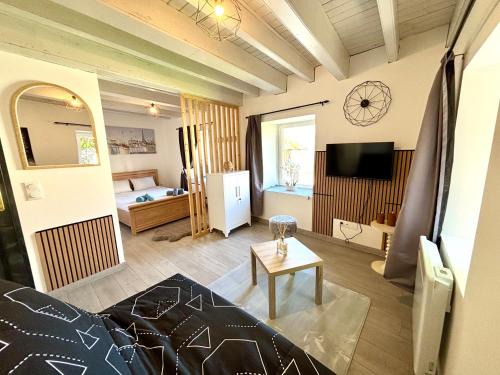 Olliergues Apartment | Escapade en Auvergne - centre historique - 3 personnes