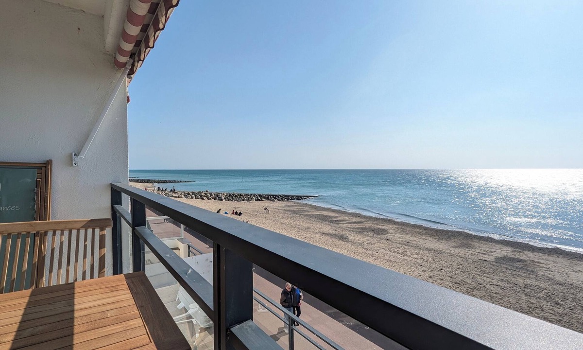 Agon-Coutainville Apartment | EXCEPTIONAL SEAFRONT 3* APARTMENT WITH FURNISHED TERRACE