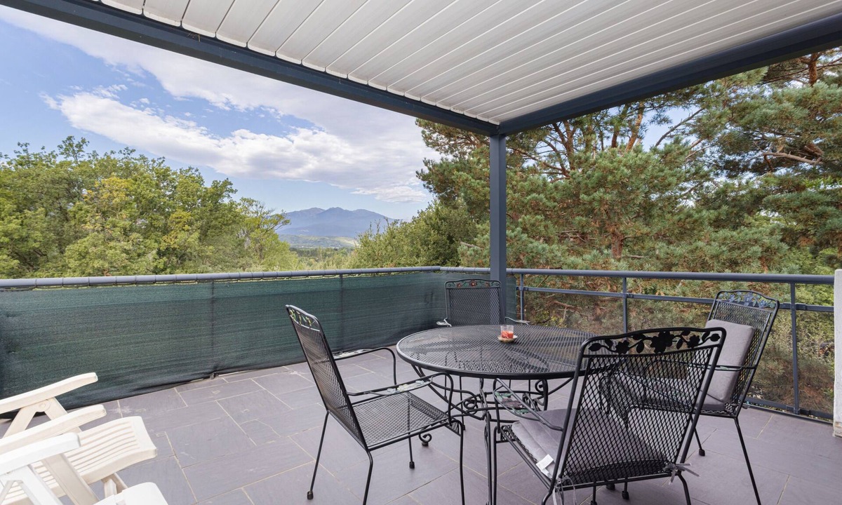 Ceret House | F2 holiday home in a corner of paradise with private pool and Wi-Fi