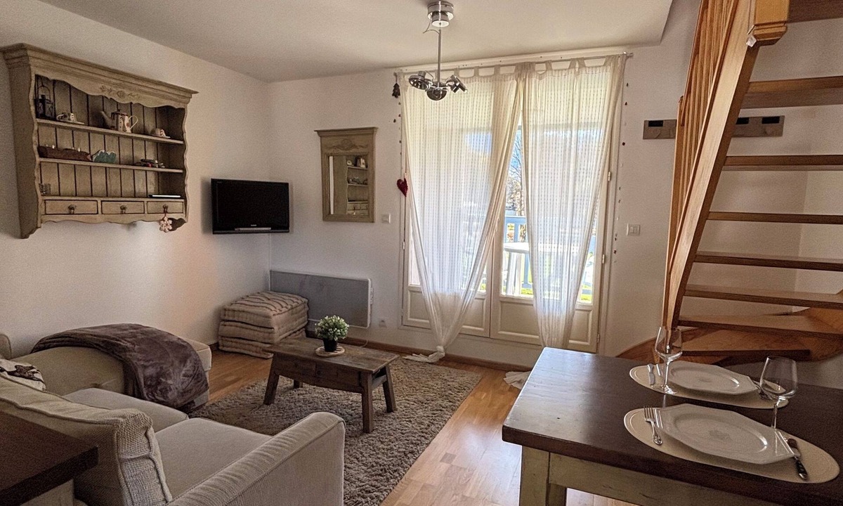 Bourisp Apartment | Family apartment. View of the Pyrenees