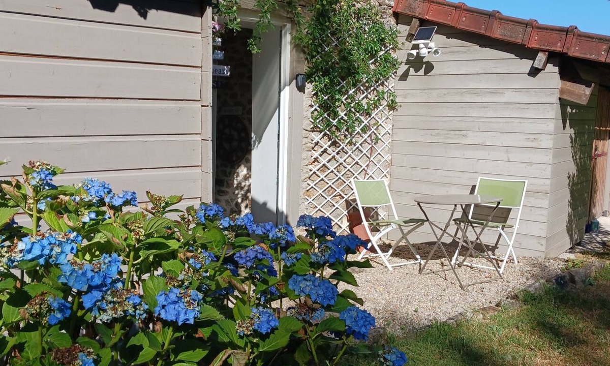 Bourganeuf Cottage | Farmhouse vacation rental with a pool