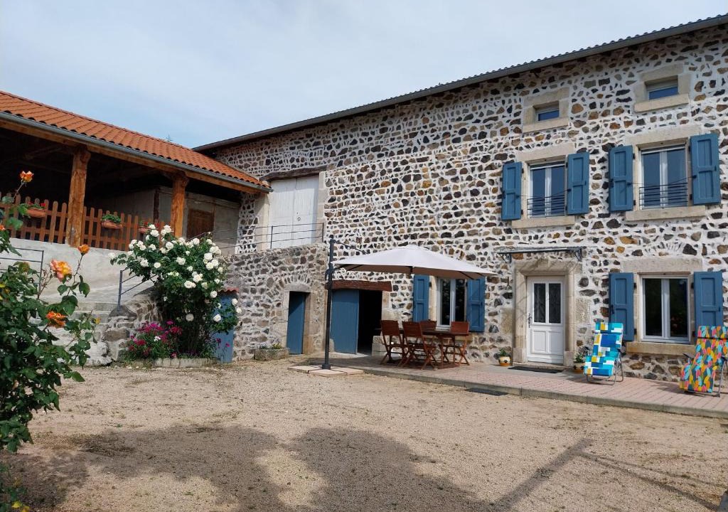 Saint-Vincent House | Ferme du XIXe siècle avec cour fermée et terrasse, proche des gorges de la Loire et du Puy-en-Velay - FR-1-582-187