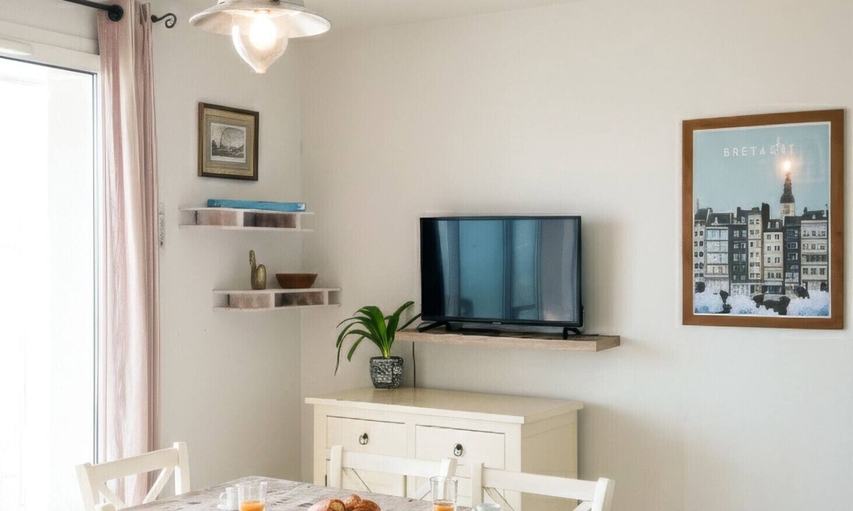 Plougonvelin Apartment | Flat with a balcony overlooking the sea, 50 metres from the beach