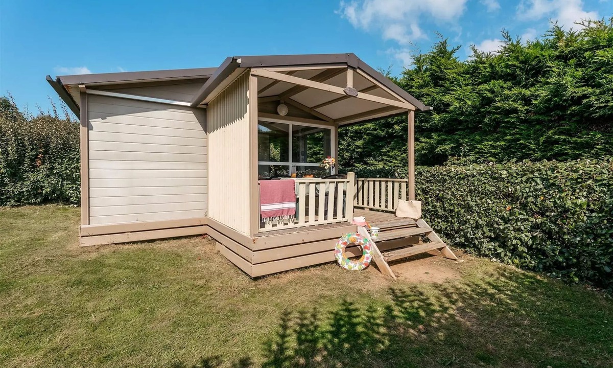 Guidel Ski Chalet | Flower Camping Jardins de Kergal * - Chalet Standard 20m2 2Ch - TV 4 persons
