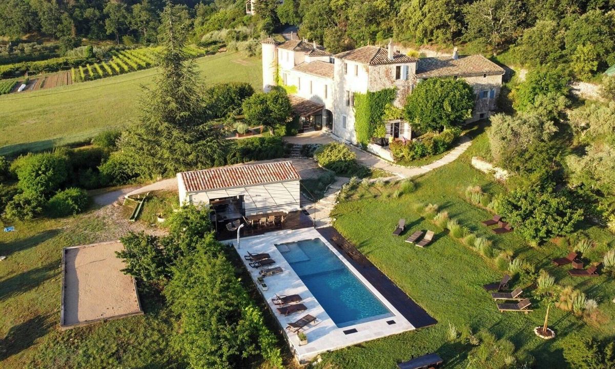 Crestet Apartment | Former silk mill at the foot of Mont Ventoux