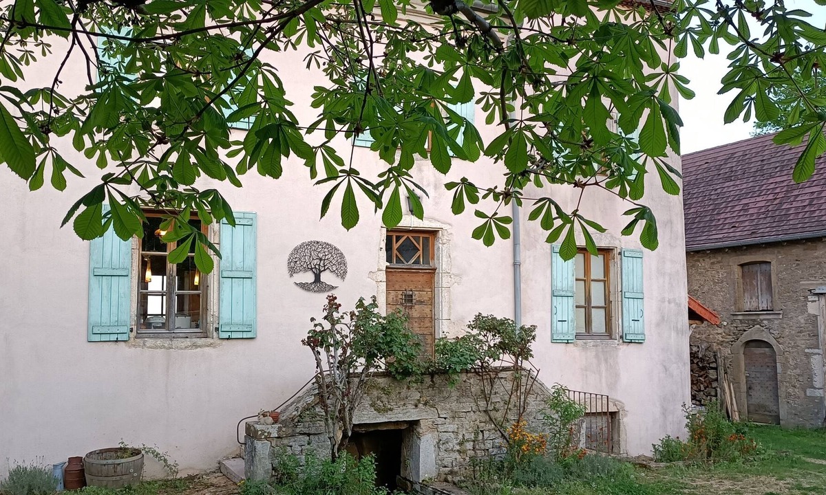 Chenoves Bed & Breakfast | Former winegrower's house in lush greenery