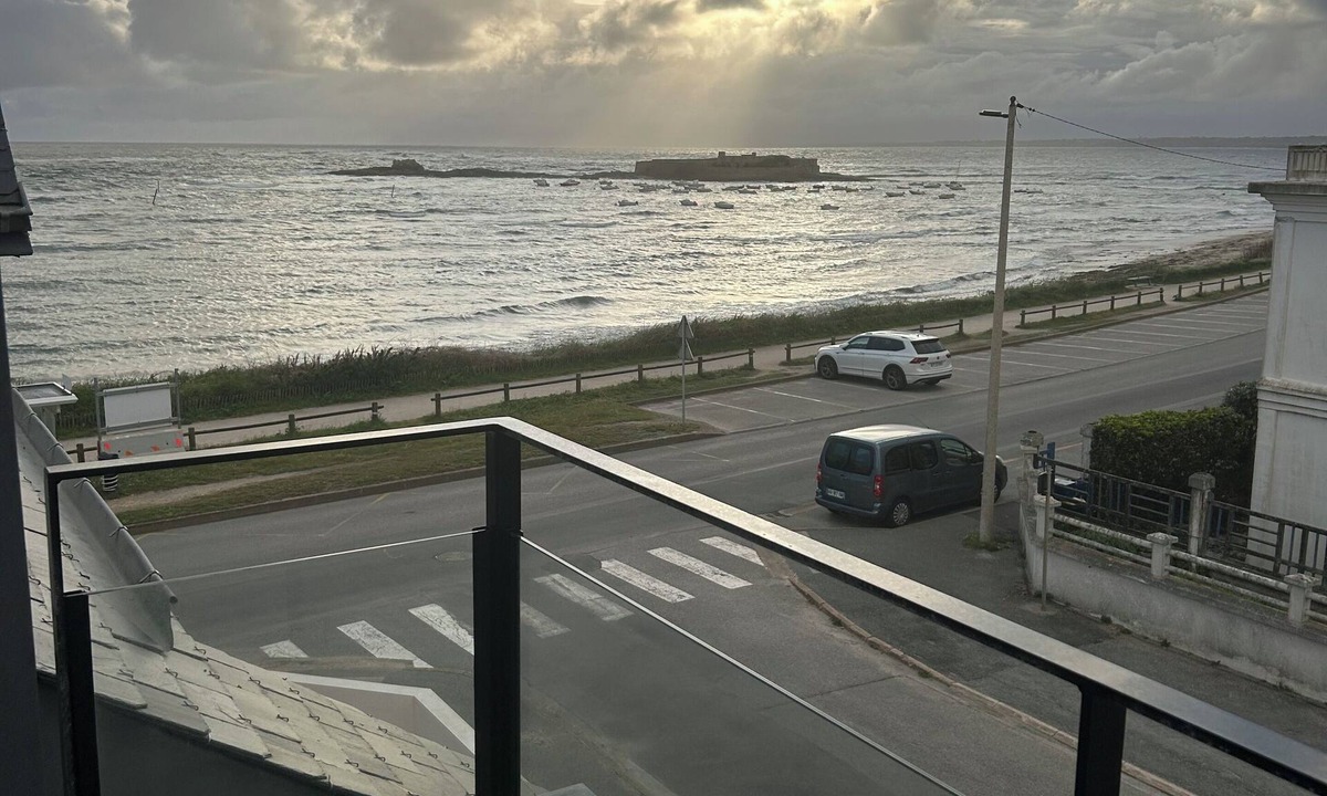 Le Fort Bloque Apartment | Fort Joyeux 2nd floor direct sea view