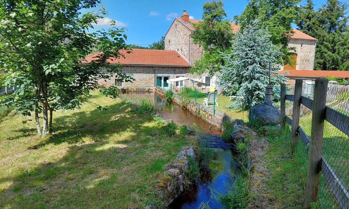 Esplantas Cottage | Charming Restored Mill by River with Terrace, Near Saugues – Sleeps 8