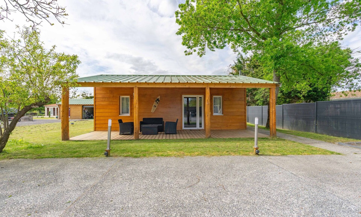 La Gripperie-Saint-Symphorien House | Cosy chalet with terrace, peaceful setting between Rochefort & Royan – near beaches, nature