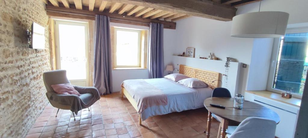 Ouroux-sous-le-Bois-Sainte-Marie Bed & Breakfast | La Coquille, chambre douillette auprès d'un élevage d'escargots