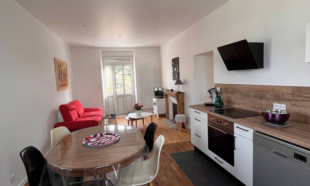 Quevert House | Fully renovated house, 3 min. from Dinan, enclosed garden with parking space