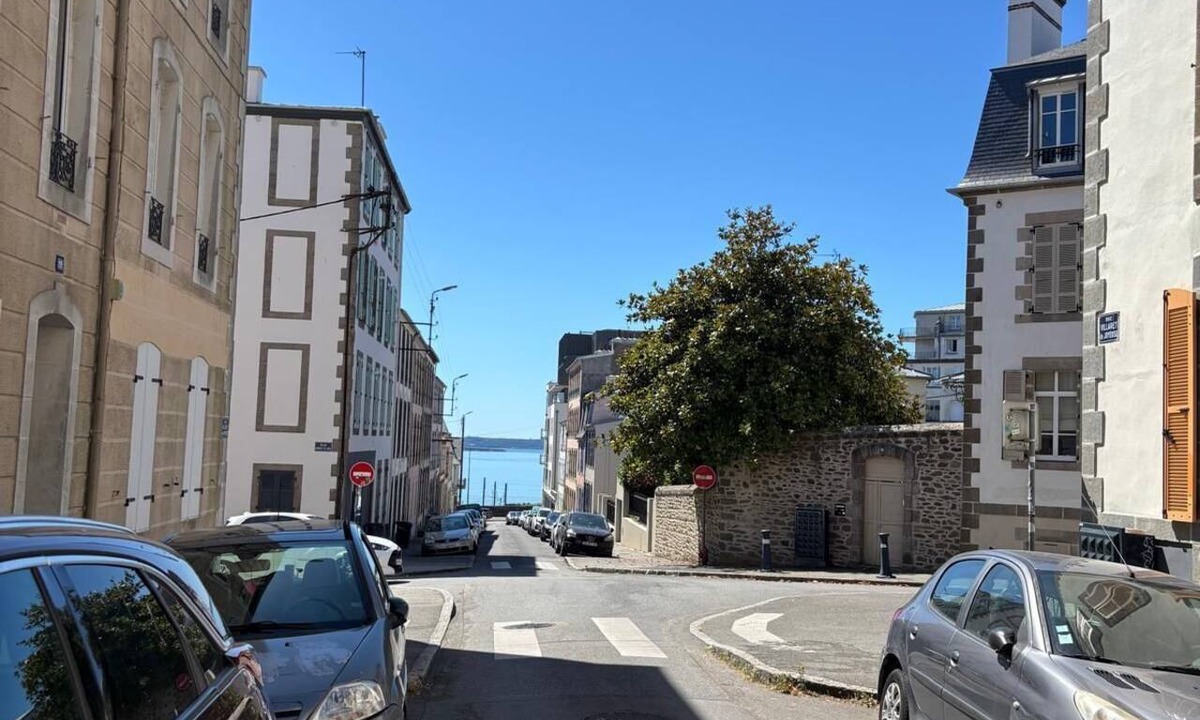 Saint-Marc Apartment | Furnished 2-bedroom apartment between the train station and downtown