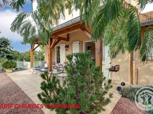 Saint-Forgeux-Lespinasse House | Gîte à Saint-Forgeux-Lespinasse avec Terrasse et Animaux Bienvenus - FR-1-496-37