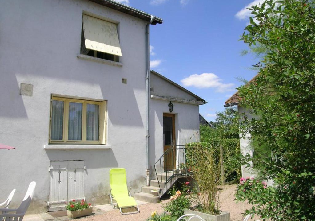 Saint-Ennemond House | Gîte à Saint-Ennemond avec cheminée et jardin clos - FR-1-489-11