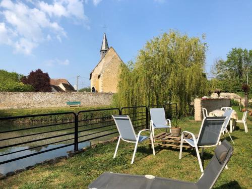 Mezieres-sur-Ponthouin House | Gîte au bord de l'Orne avec jardin et pêche, Animaux admis - FR-1-410-323