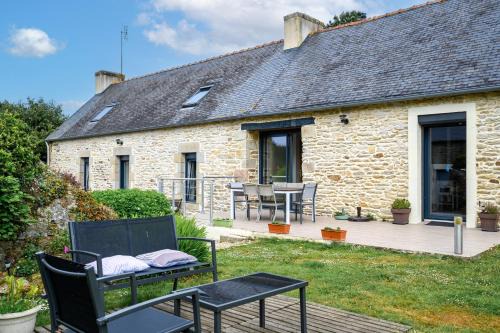 Ploneour-Lanvern House | Gîte Authentique Breton