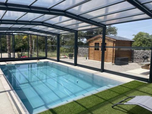 Couzon House | Gîte avec piscine chauffée, jardin privé et climatisation - FR-1-489-471