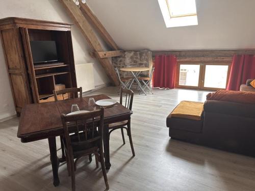 Saint-Bonnet-de-Four House | Gîte Campagnard avec Wifi et Animaux Acceptés - FR-1-489-559