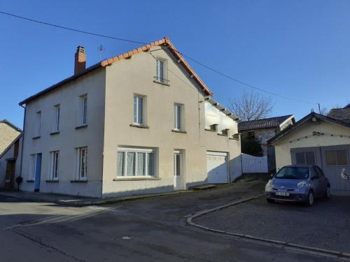 Ferrieres-sur-Sichon House | Gîte confortable avec terrasse dans la Montagne bourbonnaise, animaux acceptés - FR-1-489-497
